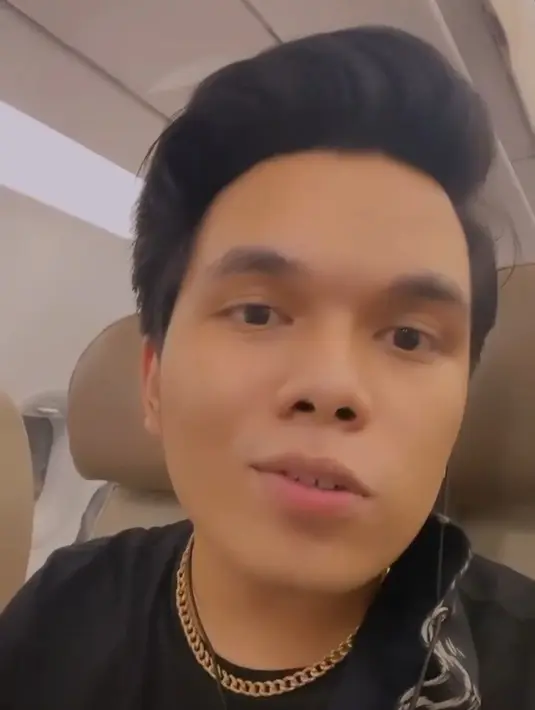 Namun tak sedikit pula yang menyepakati penampilan Thariq Halilintar tanpa jenggot dan kumis ini membuatnya terlihat kembali muda. Hingga menyarankannya berkonsultasi dengan Fuji (Liputan6.com/IG/@thariqhalilintar).