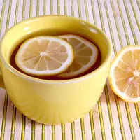 Menyeruput air lemon hangat di pagi hari, kamu bisa dapatkan 5 keajaiban ini. (Via: greenblender.com)