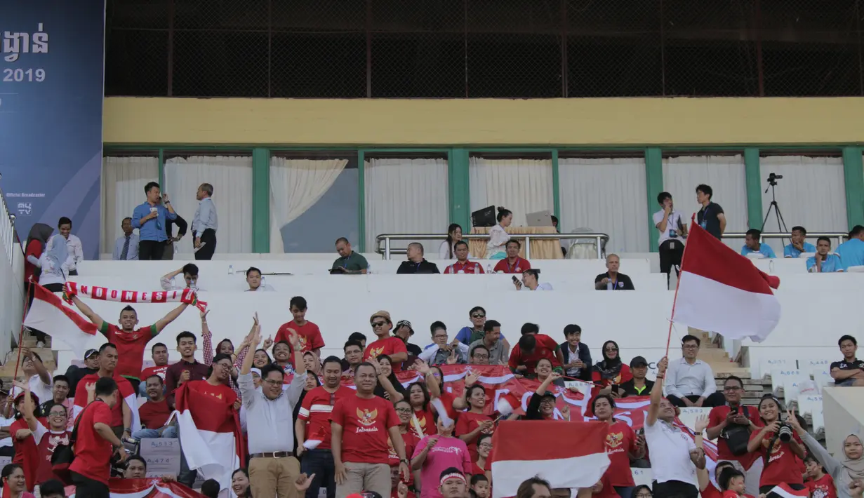 Antusias yang tinggi dari para pendukung Indonesia pada laga pertama piala AFF U-22 yang berlangsung di Stadion Nasional, Phom Penh, Kamboja, (Senin/18/2). Timnas Indonesia bermain imbang 1-1 kontra Myanmar. (Bola.com/Zulfirdaus Harahap)