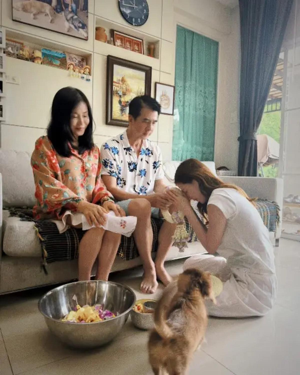 7 Potret Sederhana Baifern Pimchanok Rayakan Songkran di Rumah, Bisa Kupas Nangka
