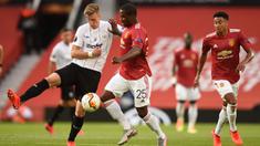 Striker Manchester United, Odion Ighalo, berebut bola dengan bek LASK, Philipp Wiesinger, pada laga leg kedua 16 besar Liga Europa 2019/2020 di Old Trafford, Kamis (6/8/2020) dini hari WIB. Manchester United menang agregat 7-1 atas LASK. (AFP/Oli Scarff)