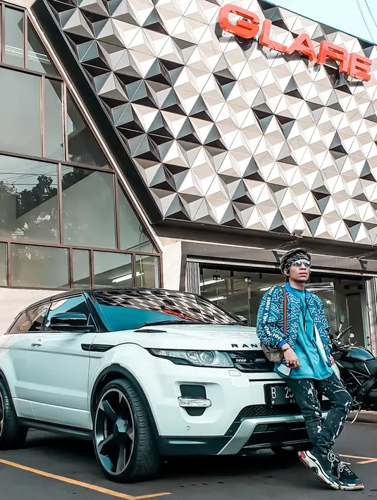 Tak hanya mendandani dirinya dengan outfit berharga fantastis, Atta juga memberikan perawatan penuh untuk mobil Range Rover Evoque miliknya. Tak tanggung-tanggung ia bisa menghabiskan ratusan hingga miliyaran rupiah demi membuat mobilnya terlihat keren.
(Liputan6.com/IG/@attahalilintar)