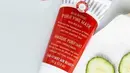 First Aid Beauty Skin Rescue Purifying Mask with Red Clay bisa mengatur sebum berlebih dan meminimalisir tampilan pori-pori. Masker ini dapat mencegah jerawat, tanpa membuat kulit kering. Foto: Instagram.