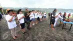 Warga Tionghoa berdoa menggunakan hio pada Perayaan Peh Cun di pantai Parangtritis, Bantul, Yogyakarta, Kamis (9/6).  Perayaan Peh Cun diselenggarakan dari tanggal 8-9 Juni 2016. (Liputan6.com/Boy Harjanto)