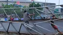 Warga nekat melintas di Jembatan Gantung yang rusak di Petamburan, Jakarta Barat, Sabtu (14/06) (Liputan6.com/Andrian M Tunay)