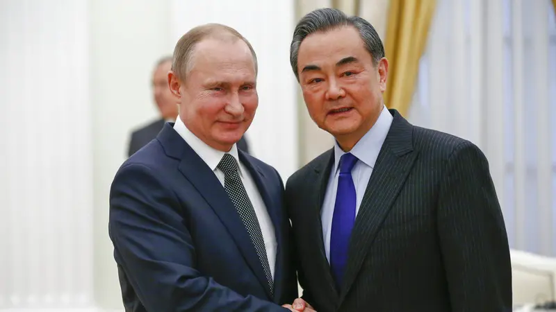 Presiden Rusia Vladimir Putin dan Menteri Luar Negeri China Wang Yi