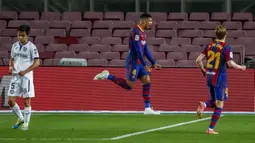 Bek Barcelona, Ronald Araujo melakukan selebrasi setelah mencetak gol ke gawang Getafe pada pertandingan lanjutan La Liga Spanyol di di stadion Camp Nou di Barcelona, Spanyol, Jumat (23/4/2021). Messi mencetak dua gol dan mengantar Barcelona menang telak atas Getafe 5-2. (AP Photo/Joan Monfort)