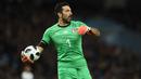 Gianluigi Buffon. Kiper Italia yang kini berusia 44 tahun ini memiliki total 176 caps dan terpilih memperkuat Gli Azzurri dalam 5 edisi Piala Dunia, mulai 1998 hingga 2014. Tampil dalam 14 laga, Italia dibawanya juara pada edisi 2006 di Jerman. (AFP/Oli Scarff)
