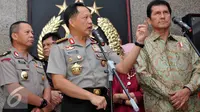 Kapolri Jenderal Tito Karnavian bersama Menpan-RB, Asman Abnur memberikan keterangan kepada awak media usai mengadakan pertemuan tertutup di Mabes Polri, Jakarta, Jumat (19/8). (Liputan6.com/Gempur M Surya)