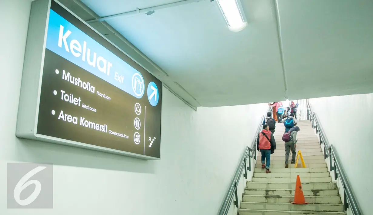 Penunjuk arah yang dipasang didalam terowongan penyeberangan penumpang di Stasiun Manggarai Jakarta, Senin (20/3). Terowongan dengan panjang 60 meter dan lebar 7 meter tersebut telah selesai dibangun. (Liputan6.com/Gempur M. Surya)