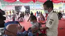 Seorang penyandang disabilitas menerima suntikan vaksin Sinovac saat vaksinasi massal virus corona COVID-19 untuk umum di Stadion Patriot Candrabhaga, Bekasi, Jawa Barat, Senin (14/6/2021). Peminat vaksinasi COVID-19 di Stadion Patriot Candrabagha sangat tinggi. (AP Photo/Achmad Ibrahim)