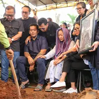 Isak tangis mengiri prosesi pemakaman Nomo Koeswoyo di TPU Jeruk Purut, Jakarta Selatan Kamis (16/3/2023) siang. Seperti diketahui, ayah Chica Koeswoyo itu meninggal dunia di Magelang Jawa Tengah pada Rabu (15/3/2023) pukul 19.30 WIB. [Foto; Adrian Putra/Fimela.com]
