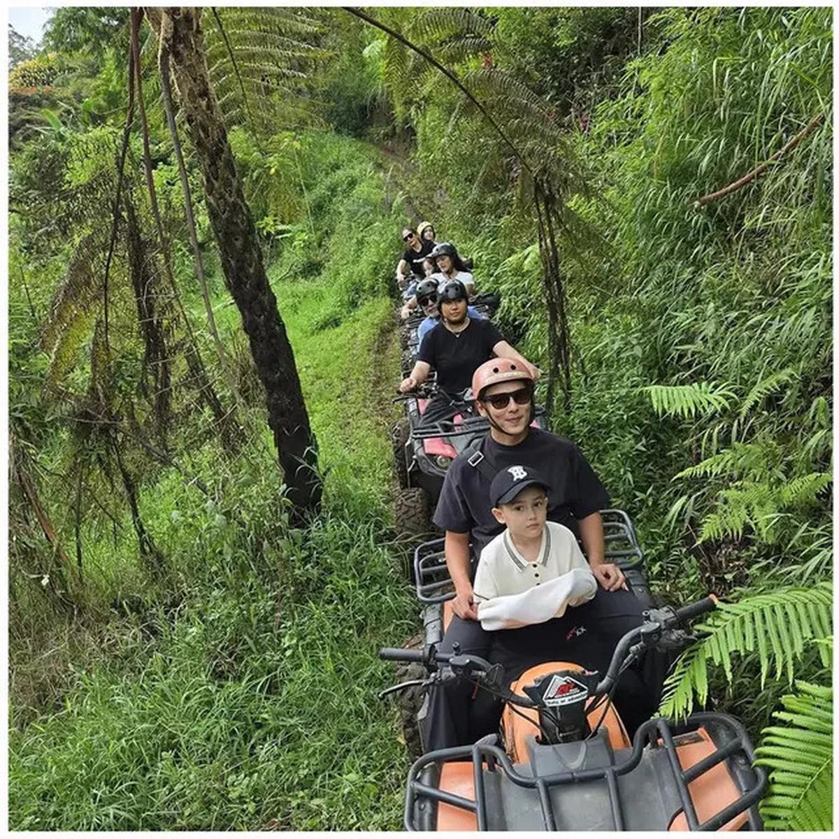 6 Potret Liburan Ussy dan Andhika di Kota Batu, Seru Naik ATV Bareng Anak