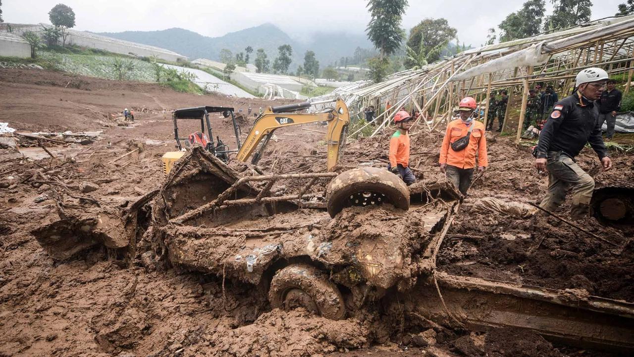 FOTO: Tim SAR Terus Mencari Korban Longsor Pasirlangu