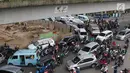 Petugas Dishub mengatur arus lalu lintas di Simpang Matraman, Jakarta, Rabu (19/7). Rekayasa lalu lintas terkait pembangunan simpang tidak sebidang atau underpass di kawasan tersebut akan diuji coba pada 20-27 Juli. (Liputan6.com/Immanuel Antonius)