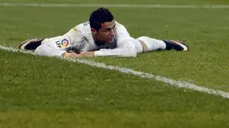 Pemain Real Madrid, Cristiano Ronaldo, terjatuh saat laga Liga Spanyol melawan Eibar di Estadio Municipal de Ipurua, Spanyol, Minggu (29/11/2015). (Reuters/Vincent West)