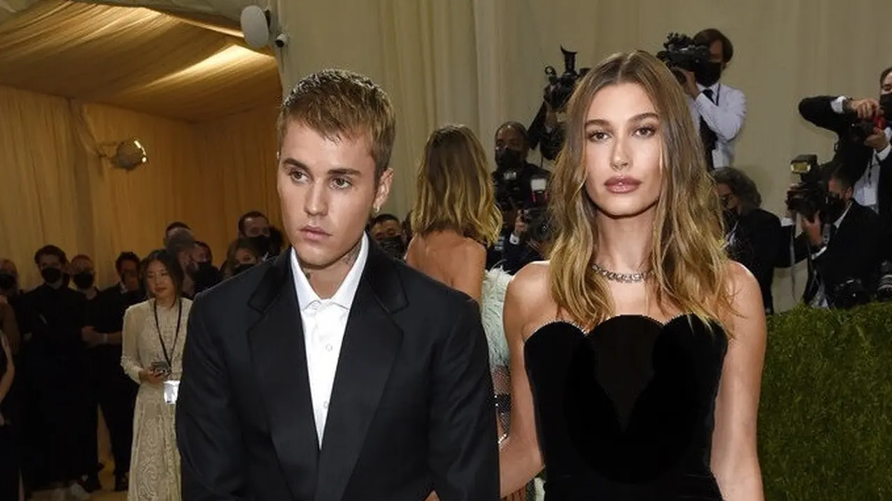 Justin Bieber - Hailey Baldwin di Met Gala 2021. (Evan Agostini/Invision/AP)