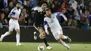 Gelandang Israel, Sheran Yeini berusaha melewati pemain Belgia Marouane Fellaini pada kualifikasi Piala Eropa 2016 di Teddi Malcha Stadium, Jerusalem,Rabu (1/4/2015). Belgia menang 1-0 melawan Israel. (REUTERS/Ronen Zvulun)