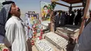 Warga mengunjungi makam kerabat mereka di pemakaman Wadi al-Salam, di Najaf, selatan Baghdad, Irak, 27 Juli 2016. Selama perang Irak tahun 2003, kompleks pemakaman ini sering digunakan sebagai tempat bersembunyi pejuang Irak. (REUTERS/Alaa Al-Marjani)