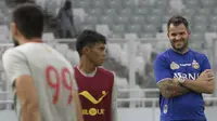 Pelatih Bhayangkara FC, Simon McMenemy, tampak rileks saat latihan di Stadion Utama Gelora Bung Karno, Jakarta, Jumat (26/1/2018). Latihan ini persiapan jelang laga J.League Asia Challenge melawan FC Tokyo. (Bola.com/Asprilla Dwi Adha)