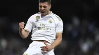 Striker Real Madrid Luka Jovic merayakan gol ke gawang Osasuna sebelum dianulir VAR. (AFP/Oscar Del Pozo)