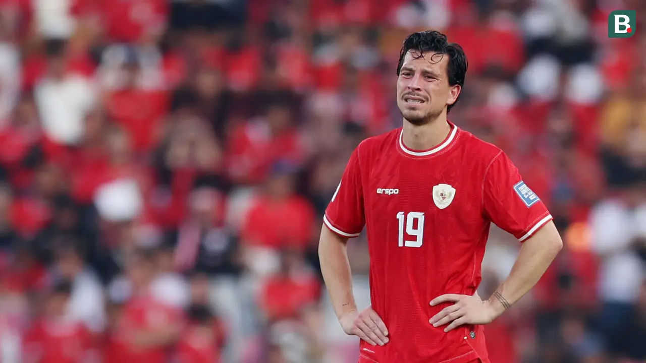 Foto: Penuh Kecewa, Pemain Timnas Indonesia Tertunduk di Depan Ribuan Suporter Garuda