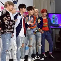 Khalid dan BTS (Foto Khalid: AFP / Mark Ralston, Foto BTS: AFP / Alberto E. Rodriguez / GETTY IMAGES NORTH AMERICA)