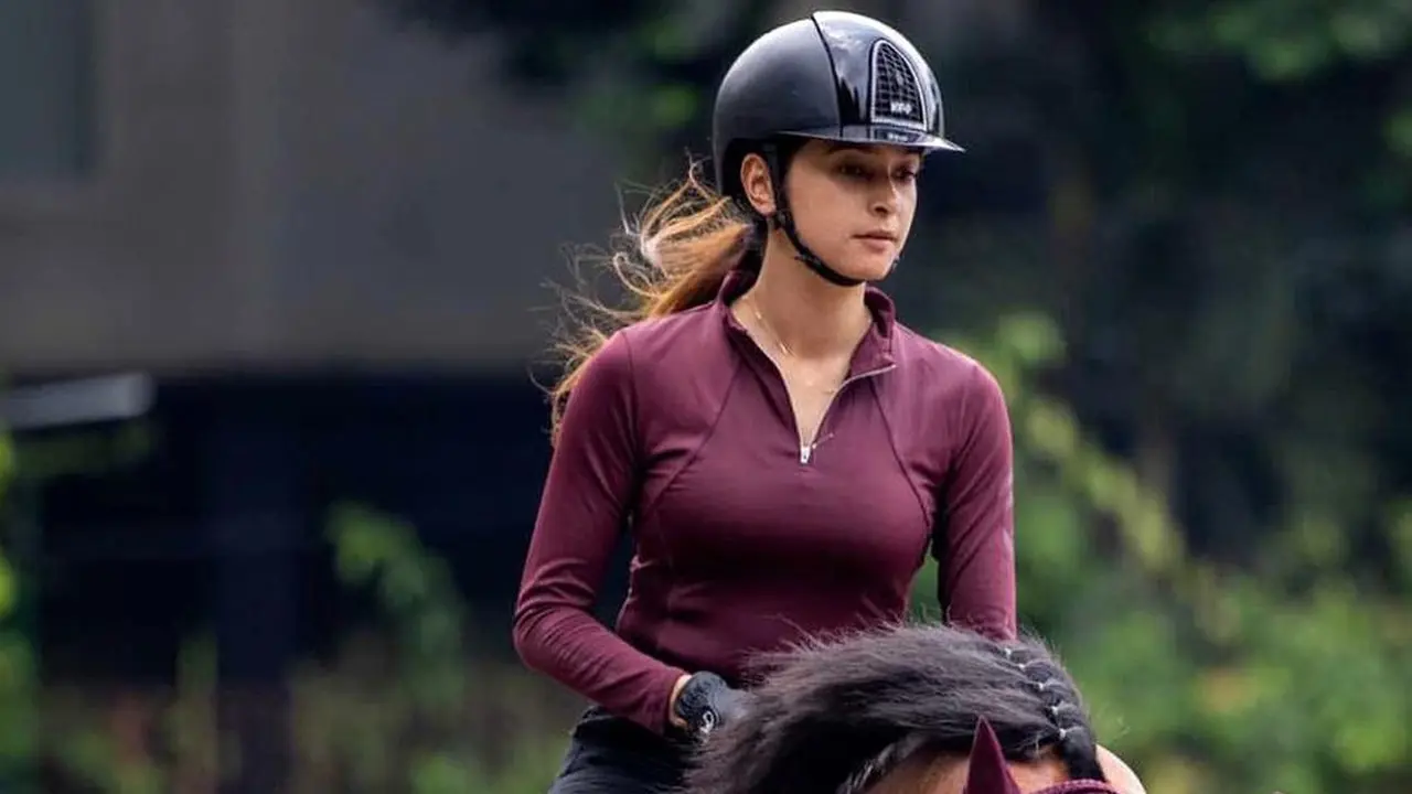 6 Gaya Kece Nabila Syakieb saat Berkuda, Inspirasi Tampil Modis dengan Sporty Outfit