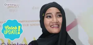 Fatin Shidqia tetap kuliah meskipun sibuk bekerja. Sedang menjalani Ujian Akhir Semester (UAS), Fatin rela belajar di dalam mobil.