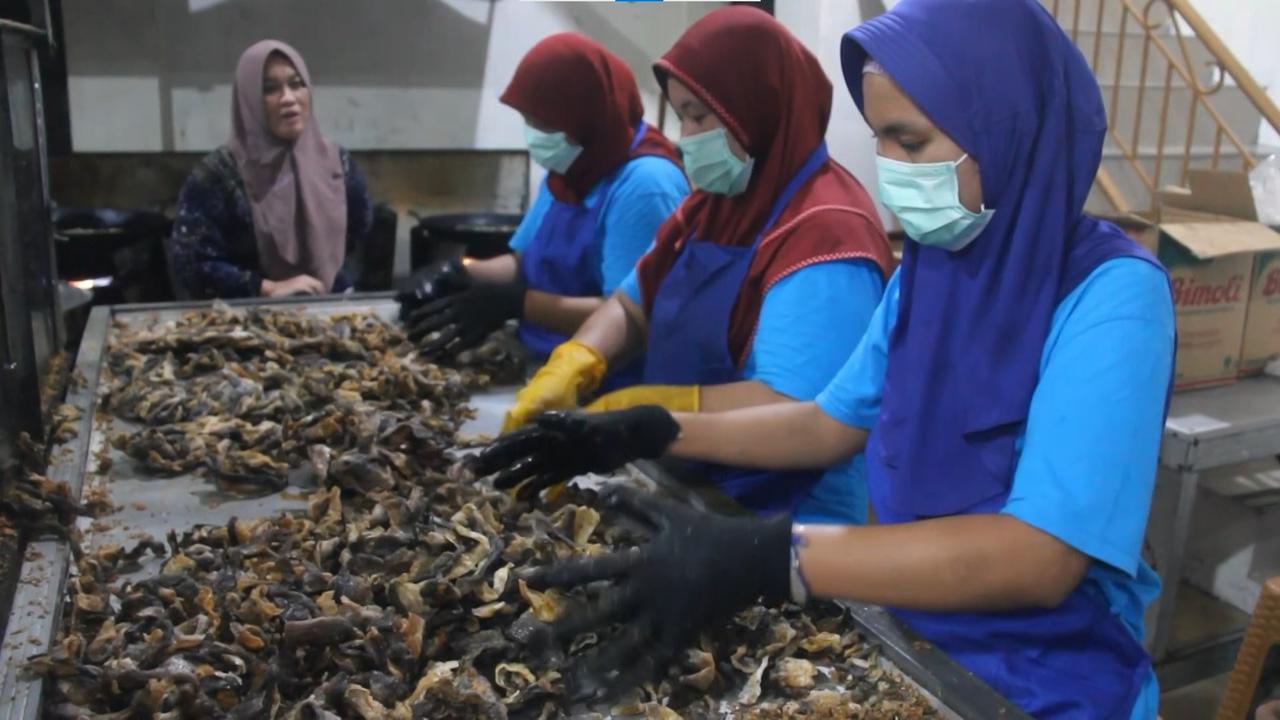 Tri Handayani Memantau Proses Pembuatan Kerupuk Kulit Ikan Patin