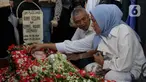 Kerabat dan saudara menabur bunga di makam Donny Kesuma di TPU Tanah Kusir, Jakarta, Rabu (20/3/2024). (Liputan6.com/Herman Zakharia)
