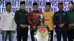 Sekjen PDIP Hasto Kristiyanto mewakili 8 sekjen partai politik pendukung Jokowi memberikan keterangan usai bertemu dengan ketua dan komisioner KPU di Kantor KPU, Jakarta, Selasa (7/8). (Merdeka.com/Iqbal S. Nugroho)