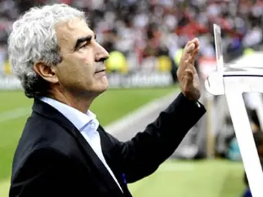 France&#039;s national football team coach Raymond Domenech waits for the beginning of the friendly football match France vs. Tunisia, on October 14, 2008 at the Stade de France in Saint-Denis, outside Paris. AFP PHOTO/FRANCK FIFE