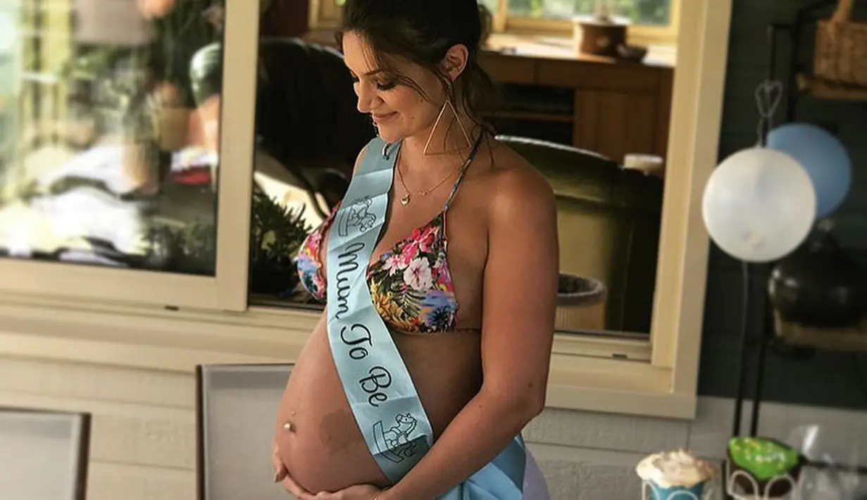 Dilansir dari HollywoodLife, Sophie mengaku hamil usai melakukan liburan itu. (instagram/ sophiebrussaux)