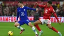 Pemain Chelsea Mason Mount (kiri) berebut bola dengan pemain Nottingham Forest Brennan Johnson pada pertandingan sepak bola Liga Inggris di City Ground, Nottingham, Inggris, 1 Januari 2023. Pertandingan berakhir imbang dengan skor 1-1. (AP Photo/Rui Vieira)