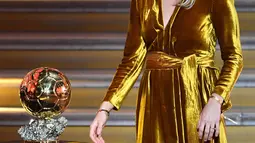 Bintang Lyon dan timnas Norwegia, Ada Hegerberg berdiri dekat trofi setelah menerima penghargaan Ballon d'Or perempuan 2018 di Grand Palais, Paris, Senin (3/12). Hegerberg terpilih menjadi pemenang edisi pertama Ballon d'Or perempuan. (FRANCK FIFE/AFP)