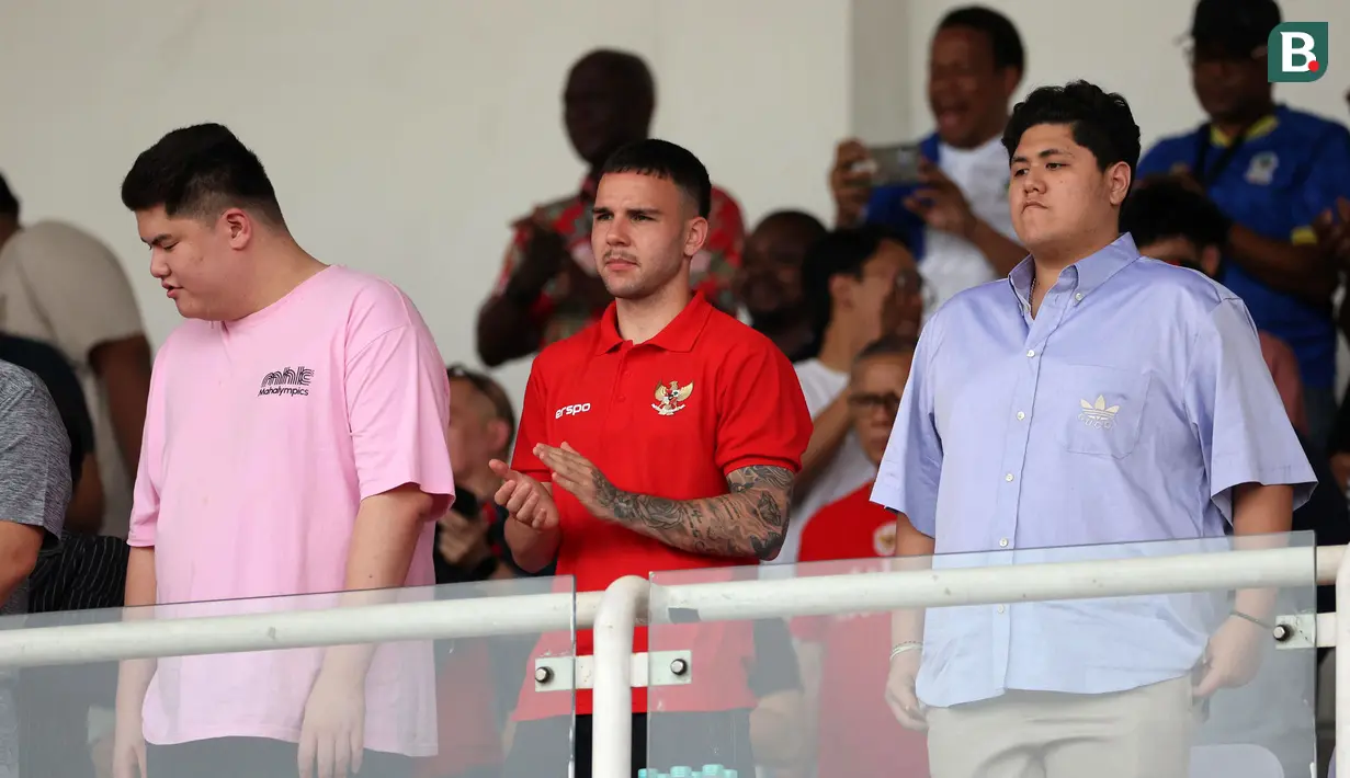 Calon pemain naturalisi Timnas Indonesia, Calvin Verdonk menonton laga persahabatan antara Timnas Indonesia melawan Tanzania di Stadion Madya, Senayan, Jakarta, Minggu (02/06/2024). (Bola.com/Abdul Aziz)