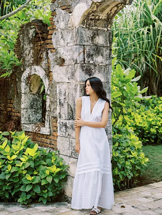 Dikenal sebagai penyanyi, dan aktris, penampilan Maudy Ayunda selalu memiliki kesan yang anggun. Dalam berbagai acara perfilman, tidak jarang penampilannya pun terlihat memesona dengan balutan gaun maupun busana karya desainer ternama Indonesia.(Liputan6.com/IG/@maudyayunda)