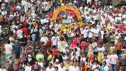 Peserta saat mengikuti pawai Tomohon International Flower Festival di  kawasan MH Thamrin, Jakarta, (29/5/2016). Pawai tersebut merupakan peluncuran promosi wisata dari event Tomohon International Flower Festifal (TIFF). (Liputan6.com/Herman Zakharia)