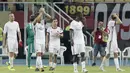 Para pemain AC Milan merayakan kemenangan atas tuan rumah Shkendija pada leg kedua kualifikasi UEFA Europa League di Philip II Arena, Skopje, Makedonia, (24/8/2017). Milan menang 1-0. (AP/Boris Grdanoski)
