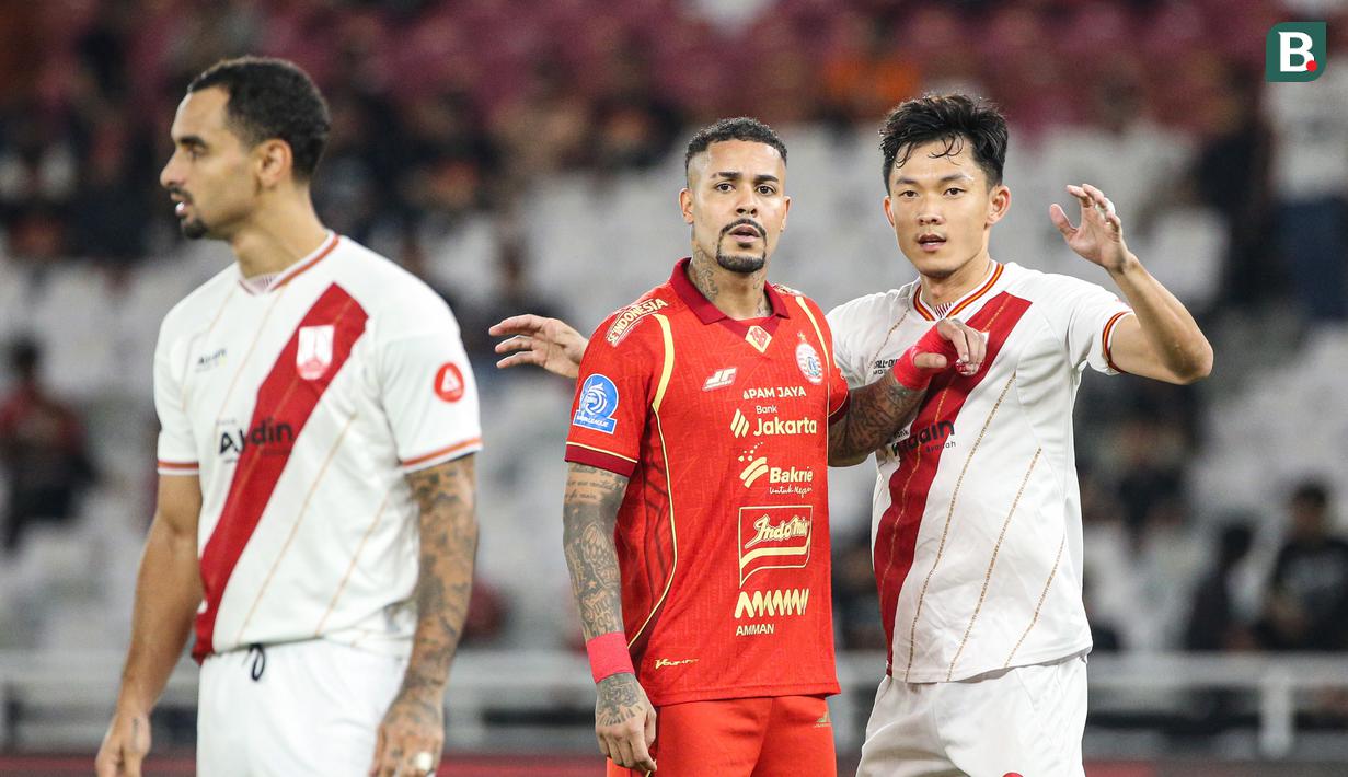 Pemain Persija Jakarta, Maxwell Souza (tengah) dijaga ketat oleh pemain Persis Solo pada laga pekan ke-30 BRI Super League musim ini di Stadion Utama Gelora Bung Karno (SUGBK), Jakarta, Senin (27/04/2026) malam WIB. (Bola.com/Abdul Aziz)