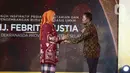 Direktur Konten KLY Wenseslaus Manggut saat memberikan penghargaan kepada Ketua  DEKRANASDA Provinsi Sumsel Febrita Lustia dalam Anugrah Inspiratif Liputan6.com di Jakarta, Sabtu (8/7/2023). Dengan  kategori Tokoh inspiratif pegiat kelestarian pengembangan budaya berbaais UMKM. (Liputan6.com/Angga Yuniar)