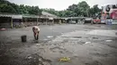 Seorang pria terlihat membersihkan area terminal Pondok Pinang, Jakarta, yang tampak tutup dan sepi pada Kamis (6/5/2021). Pelayanan terminal Pondok Pinang mati suri seiring telah diberlakukan larangan mudik Lebaran mulai hari ini, 6 hingga 17 Mei 2021. (Liputan6.com/Faizal Fanani)