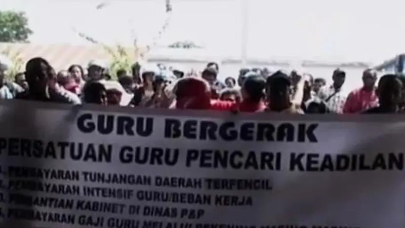 Kilas Indonesia: Gaji Tak Dibayar, Ratusan Guru Mogok Mengajar