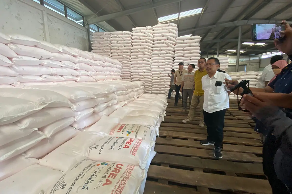 PT Pupuk Indonesia (Persero) telah siapkan stok pupuk bersubsidi sejumlah 113.856 ton untuk memenuhi kebutuhan petani di wilayah Jawa Barat (Jabar), Banten, dan DKI Jakarta.