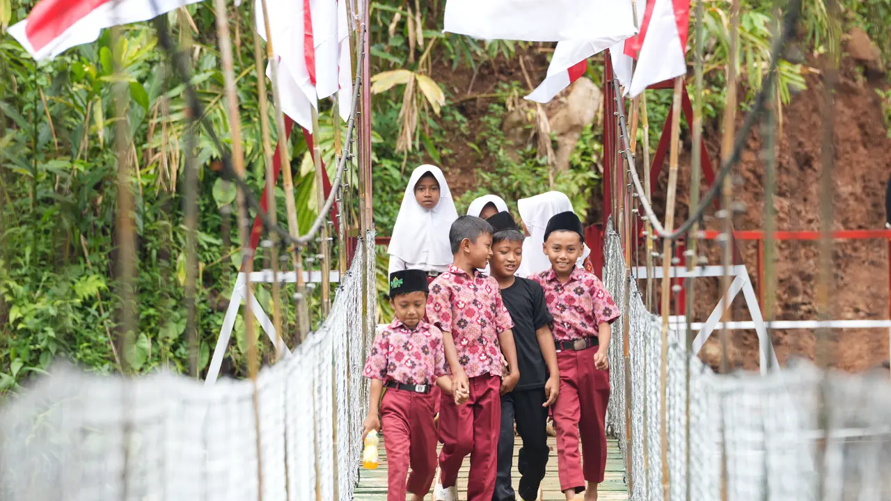 Di penghujung Desember 2025, sebuah jembatan gantung sudah terbentang di Desa Harumandala, Pangandaran.