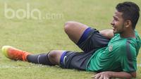 Gelandang Persib, Gian Zola, melakukan pendinginan usai mengikuti seleksi Timnas Indonesia U-22 di Lapangan SPH Karawaci, Banten, Selasa (7/3/2017). (Bola.com/Vitalis Yogi Trisna)