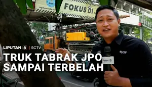 Truk Bawa Ekskavator Tabrak JPO Sampai Terbelah