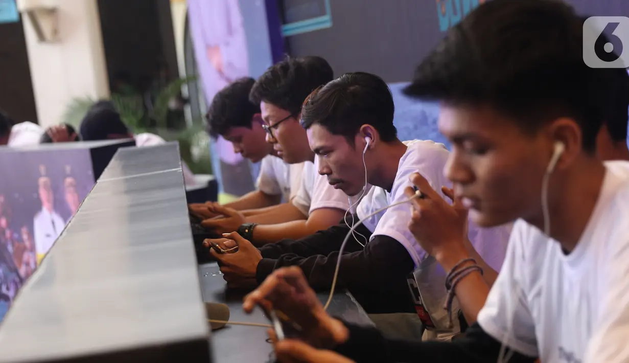 Peserta eSports game Mobile Legends berkonsentrasi dalam Indonesia Banten Esport Competition  (IBEC) 2019 di BSD, Tangerang Selatan, Sabtu (2/11/2019). Pemprov Banten menggelar turnamen IBEC 2019 untuk mendukung olahraga esport yang tengah diminati kalangan muda. (Liputan6.com/Angga Yuniar)