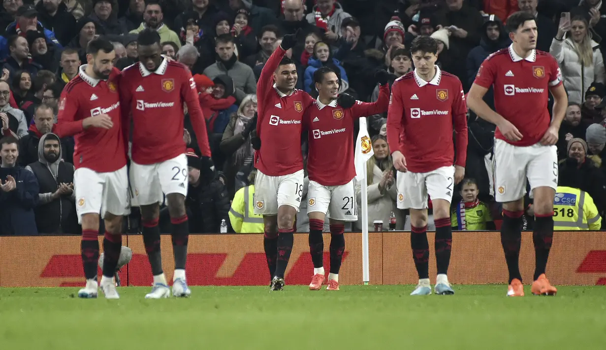 Gelandang Manchester United, Casemiro (18) merayakan dengan rekan setimnya setelah mencetak gol ke gawang Reading selama pertandingan putaran keempat Piala FA di Old Trafford di Manchester, Inggris, Minggu (29/1/2023). Casemiro mencetak dua gol dan mengantar MU menang atas Reading 3-1. (AP Photo/Rui Vieira)
